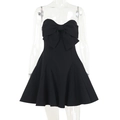 Detail van de zwarte strapless mini-jurk met een grote strik en een gestructureerde A-lijn - S / Zwart