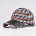 Λεπτομέρεια από πολύχρωμο ύφασμα houndstooth με μαύρο δερμάτινο γείσο στο καπέλο - Κόκκινο και Μπλε Patchwork Houndstooth Στυλ (02)