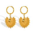 Dettaglio orecchini a cuore sacro dorato con motivo a raggi di sole in metallo lucido - Orecchini Sacro Cuore / Oro