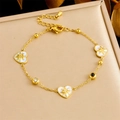 Bracciale a catena dorata con ciondoli a cuore bianchi decorati con stelle e gemme - Bracciale con Cuore e Stella (B1598)
