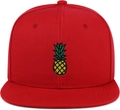 Dettaglio del cappello snapback rosso con ricamo di ananas giallo e verde sul davanti - Regolabile / Rosso