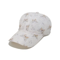 Détail d'une casquette de baseball en dentelle blanche avec broderies de papillons colorés - Beige