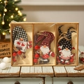 Tre gnomi natalizi in legno con decorazioni a quadri e bacche rosse in un vassoio - Stile D / 9 Pezzi Per Confezione
