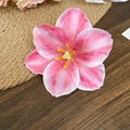 Fermaglio per capelli in seta rosa e bianca con petali realistici e dettaglio stame - Clip a Becco d'Anatra (8) / Rosa