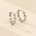 Orecchini a cerchio geometrici a rombo in argento S925 con pavé di zirconi lucidi - Argento 925 / Oro Bianco