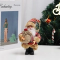 Pluche Kerstman in rood geruit kostuum met cadeaubak voor kersttafel decoratie - Geruit Outfit Model