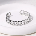 Brazalete abierto minimalista de acero inoxidable plateado con diseño de eslabones pulidos - Color Acero