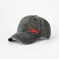 Dettaglio del ricamo a forma di aragosta rossa sul cappello in cotone grigio antracite lavato - Taglia unica / Nero