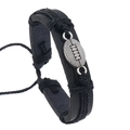 Detail eines schwarzen Lederarmbands mit geflochtenem Muster und silbernem Football-Element - Schwarz
