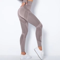 Detail der nahtlosen High-Waist-Yoga-Leggings in Morandi-Violett mit vertikaler Rippstruktur - Braun