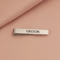 Dettaglio ravvicinato di un fermacravatta in acciaio argento con incisione GROOM nera - Sposo (GROOM)