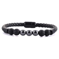 Détail d'un bracelet en cuir tressé pour homme avec perles en lave et fermoir aimanté - Perles Grises