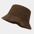 Detalle de un sombrero de pescador en lona café con logo de cuero y ojales de ventilación - Talla única / Marrón Oscuro