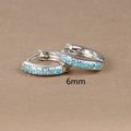 Vista macro dettagliata di orecchini a cerchio da 6mm in argento con turchese blu - 6mm / Argento (Zirconia Blu)