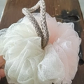 Spugna da bagno bicolore bianco e rosa in rete morbida con corda spessa per appenderla - 50 g / Rosa + Beige