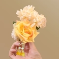 Dettaglio del fermaglio per capelli rosa in seta gialla con nappe eleganti e perle - Stile Nappa a Fiore Giallo (Clip a becco d'anatra-Arancione-Bianco)