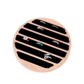 Dettaglio di un vassoio per anelli tondo in legno con 6 anelli in velluto nero - Diametro 15cm / Velluto Nero