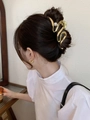 Elegante pinza para el pelo en metal dorado con diseño de ondas y perla usada por modelo - 12cm / Dorado