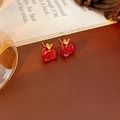 Détail de boucles d'oreilles grenades vintage avec strass rouges sur du cuir brun - Boucles d'Oreilles Clous Grenade Rouge avec Tige en Argent S925