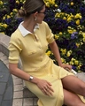 Dettaglio dell'abito in maglia gialla con colletto bianco a contrasto e bottoni in metallo - S / Giallo