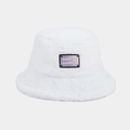 Dettaglio cappello pescatore in peluche bianco con toppa lavanda ricamata - M (56-58cm) / Bianco