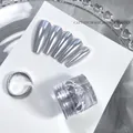 Vista macro della polvere per unghie magnetica argento per un effetto a specchio - Polvere Specchio Occhio di Gatto Galvanizzato Aurora 01 (Argento)