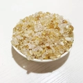 Gros plan de pierres de citrine jaune polies dans un bol en céramique blanche - Citrine
