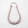 Mini portachiavi da baseball in pelle bianca con cuciture rosse e anello in metallo - Etichetta Sportiva in Pelle / Bianco