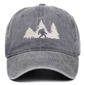 Broderie blanche détaillée de Bigfoot dans la forêt de pins sur une casquette en coton gris délavé - Taille unique / Gris