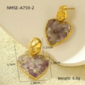 Détail de boucles d'oreilles cœur en or 18K avec pierres violettes et dimensions - Plaqué Or 18K/Acier Inoxydable / Pierres Concassées Violettes (NMSE-A759-2)