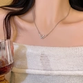 Elegante collana in acciaio al titanio argento con ciondolo a V in zircone su modella - Argento - Ciondolo W Di Design