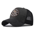 Dettaglio cappello trucker grigio con patch aquila, rete traspirante e cotone - Verde Militare