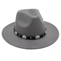 Detail eines grauen Fedora-Hutes mit Lederband und geprägten silbernen Metallornamenten - Einheitsgröße (57cm) / Hellgrau