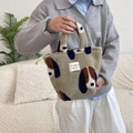 Détail du sac à main en polaire pelucheuse avec chien de dessin animé et fermeture éclair - Motif Chien Camel