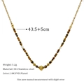 Detail der 18K PVD vergoldeten Edelstahlkette mit facettiertem Tigerauge und weißen Perlen - Tigerauge & Weiße Perle Stil (MSNK0122)