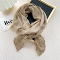 Pañuelo triangular de algodón y lino beige con bordado de lunares y ribete de encaje - Caqui
