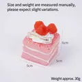 Roze vierkante mousse cake squishy speeltje met bessen en 5x5x6cm maataanduiding - Roze