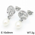Orecchini irregolari in acciaio inossidabile argento con eleganti perle bianche, 10x9mm - Orecchini a Lobo Con Perle Plissettate Irregolari Argentate (KE112950-MZOZ)