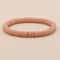 Bohemian Heishi-armband van kleikralen in morandi roze op een roze achtergrond - Terracotta