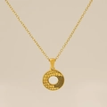 Collier en acier titane doré avec pendentif rond texturé et chaîne à maillons fins - Lettre O
