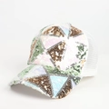 Gorra de béisbol de malla transpirable con lentejuelas de colores geométricas - Ajustable / Blanco