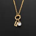 Collier en acier doré avec pendentif lettre U et cristal rond brillant - Lettre U