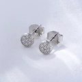 Vista macro di orecchini a lobo in argento S925 con zirconi e marchio di purezza - Argento 925 / Argento