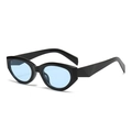 Gafas de sol ojo de gato negras con lentes azul claro mostradas en un ángulo de 45 grados - Montura Negra Lentes Azules