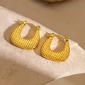 Boucles d'oreilles en U en acier titane plaqué or 18 carats avec motif quadrillé - EH126/Rectangle Gaufré Matelassé