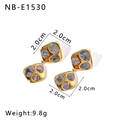 Vista dettagliata di orecchini in oro 18K con inserti in conchiglia nera e dimensioni - Stile tondo geometrico irregolare con intarsio in madreperla (NB-E1530) / Placcato Oro 18K