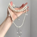 Collana a strati con perle barocche, ciondolo a croce di strass e catene argentate - Argento