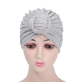 Turbante de punto gris claro hecho a mano para mujer con un diseño de nudo trenzado moderno - A24 A23 / Gris