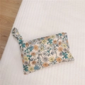 Gros plan sur une pochette en toile fleurie avec motifs de marguerites colorées - Beige Avec Fleur Bleue Orange