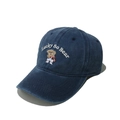 Dettaglio del ricamo dell'orso e della scritta Lucky So Bear sul cappellino in cotone blu - M (56-58cm) / Blu Notte
